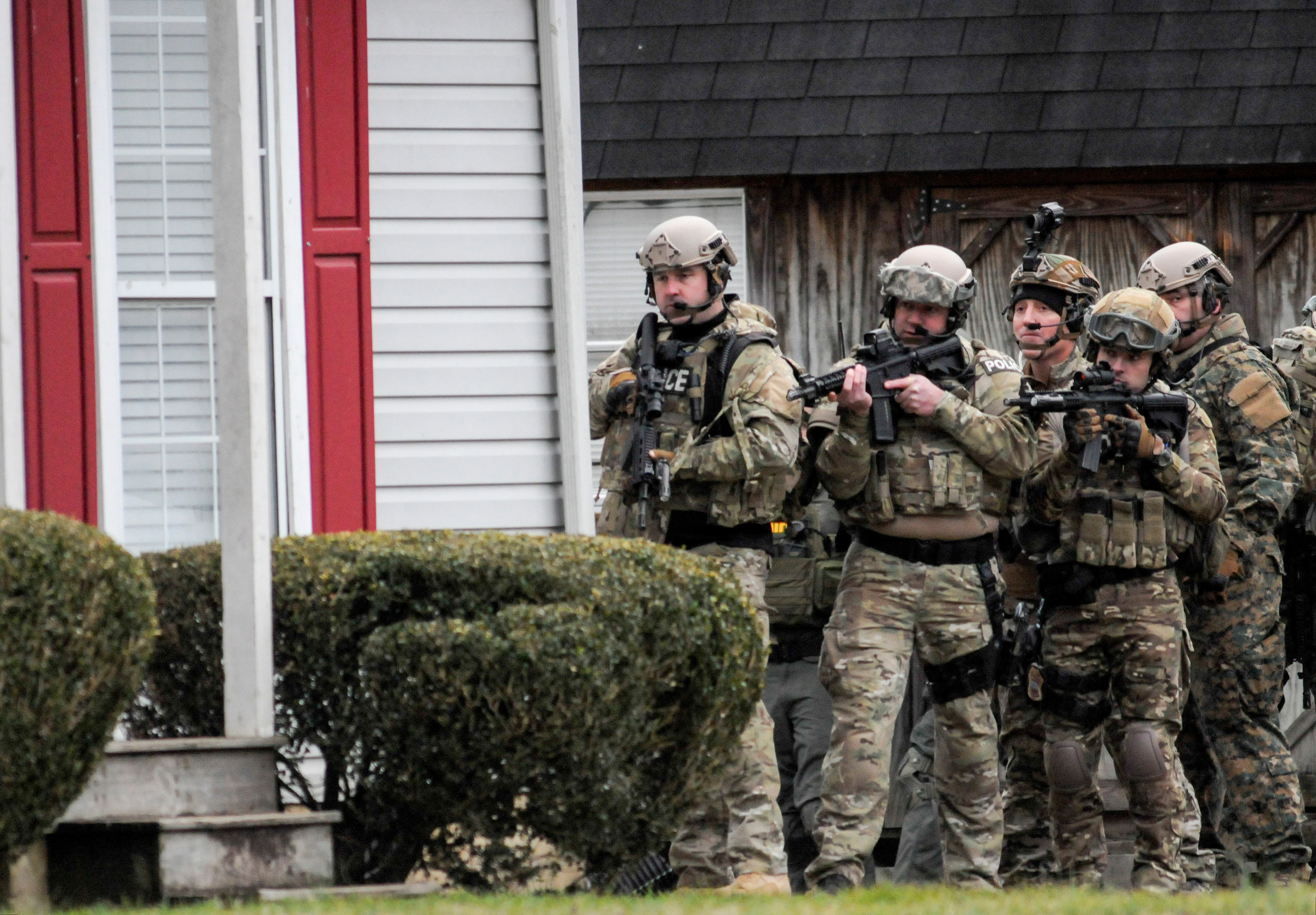 PHOTO: Members of the Marion County Special Response Team stand ready outside a house in Powell's Crossroads, Tenn., Jan. 23, 2018.
