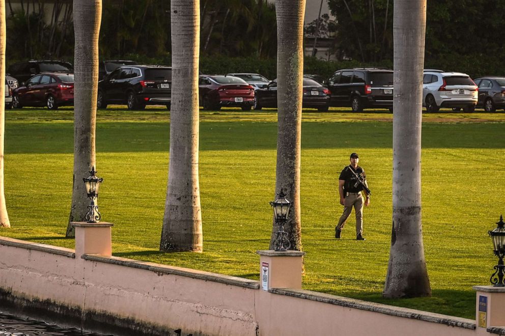 PHOTO: A Secret Service agent walks outside the Mar-a-Lago Club, home of former US President Donald Trump, in Palm Beach, Florida, on April 2, 2023.