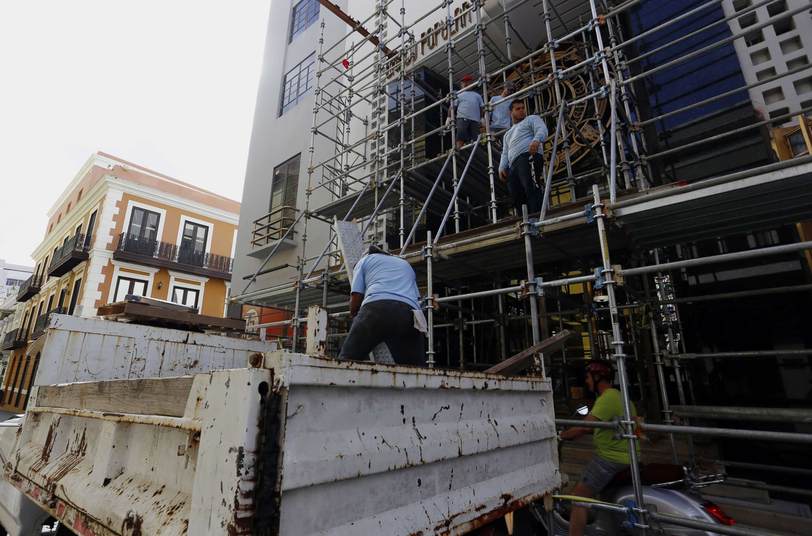 PHOTO: Workers dismantle a scaffold, in San Juan, Puerto Rico, as the city prepares for the arrival of hurricane Maria which is approaching both the Virgin Islands and Puerto Rico with winds of 160 miles per hour, storm surges and torrential rains.