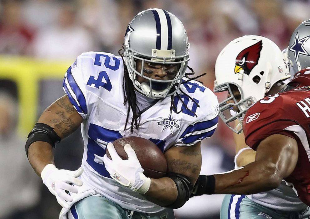 PHOTO: Runningback Marion Barber #24 of the Dallas Cowboys rushes the football during the NFL game against the Arizona Cardinals at the University of Phoenix Stadium on Dec. 25, 2010 in Glendale, Arizona.