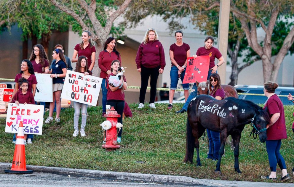 PHOTO: Marjory Stoneman Douglas High School staff, teachers and students return to school greeted by police and well wishers in Parkland, Fla., Feb. 28, 2018.