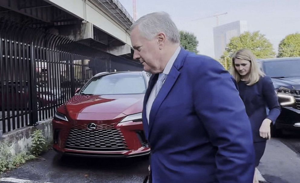 PHOTO: Former White House Chief of Staff Mark Meadows arrives for his court hearing to try to have his trial moved from state to federal court in Atlanta, Aug. 28, 2023.