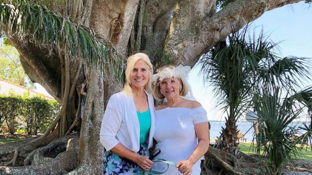 PHOTO: Bride Karen Cooper, who married tree, with her Maid of Honor, Ann Cason,left, and her canine ring bearer, Little Bear, in front of 100-year-old ficus tree in Snell Family Park in Fort Myers, Fla. on March 24, 2018. 
