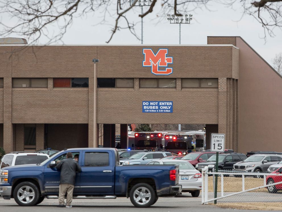 PHOTO: Emergency crews in Benton, Ky. respond to Marshall County High School after a fatal school shooting, Jan. 23, 2018.