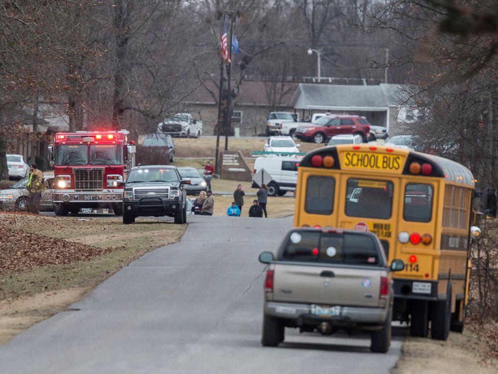 PHOTO: Emergency crews respond to Marshall County High School shooting, Jan. 23, 2018, in Benton, Ky.