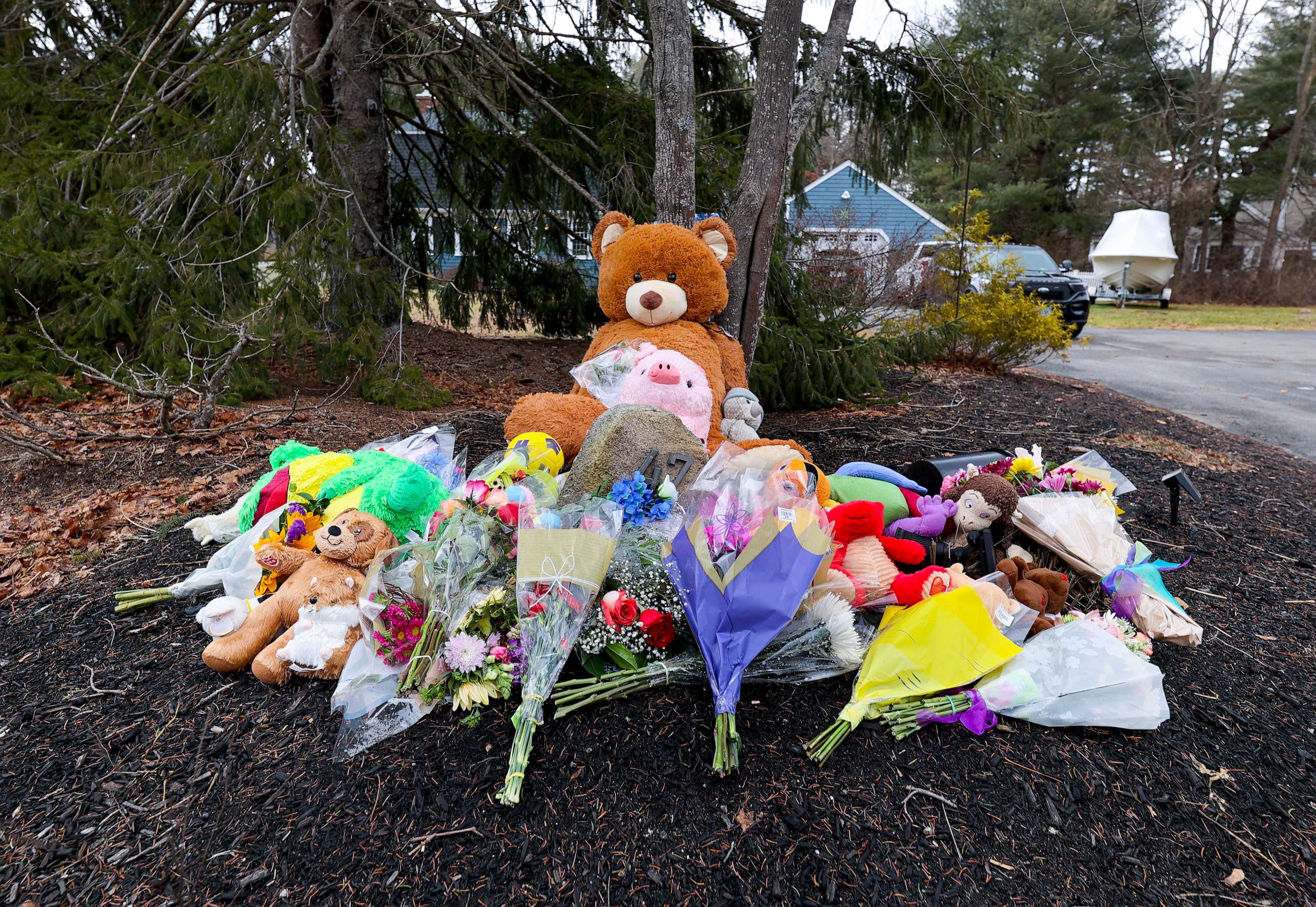 PHOTO: A makeshift memorial is set up outside the home at 47 Summer street where Lindsay M. Clancy allegedly killed two of her young children and seriously injured her infant son before jumping out a second-story window.