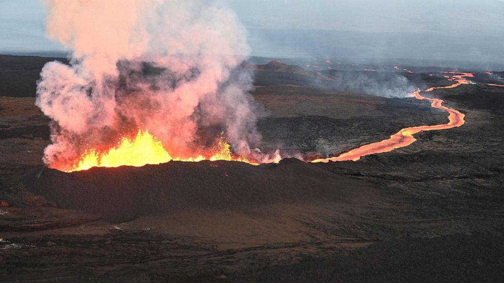 Hawaii's Big Island abuzz over simultaneous eruptions at Mauna Loa and Kilauea