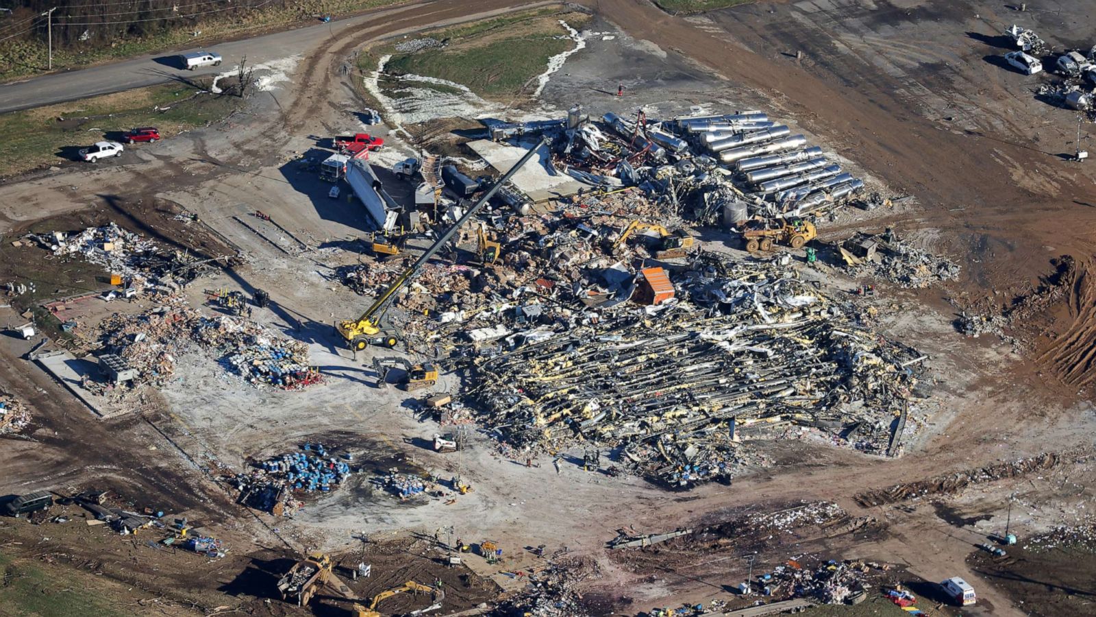 https://s.abcnews.com/images/US/mayfield-factory-kentucky-tornado-gty-lv-221209_1670606374021_hpMain_16x9_1600.jpg
