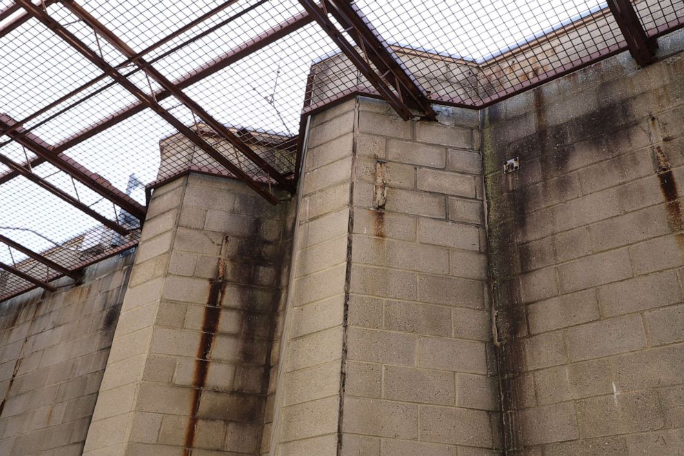 PHOTO: A deteriorating wall in the rooftop recreation area at the Metropolitan Correctional Center (MCC) in New York City.