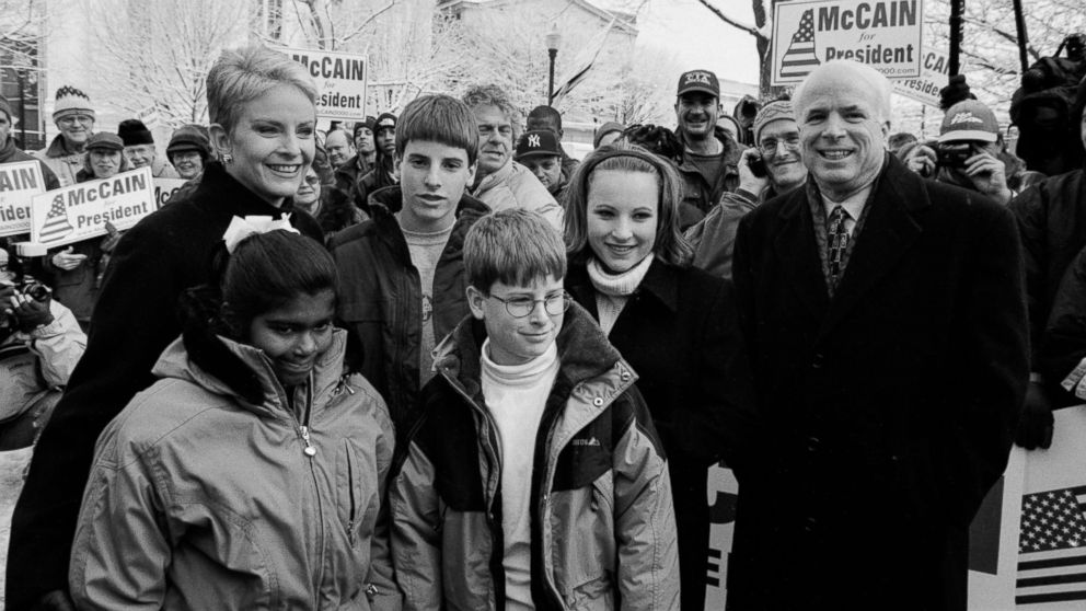 PHOTO : John et Cindy McCain assistent à un rassemblement dans le parc avec leur famille à Keene, N.H., le 31 janvier 2000. De gauche à droite, la fille Bridget, les fils Jack et Jimmy, et la fille Meghan. Le 31 janvier 2000 à Keene, New Hampshire.