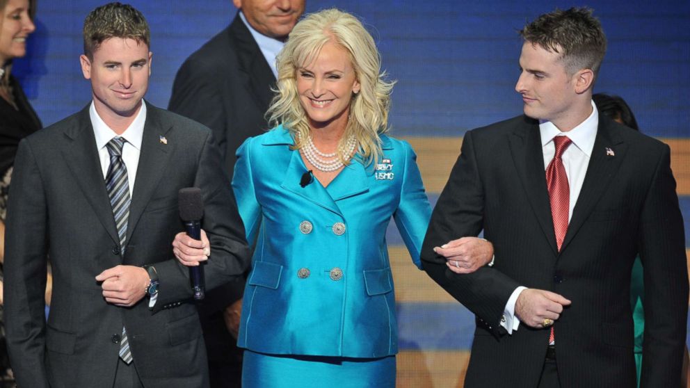 PHOTO : Cindy McCain monte sur scène avec ses fils Jimmy, à gauche, et Jack lors de la Convention nationale républicaine, le 4 septembre 2008 à St. Paul, Minn.