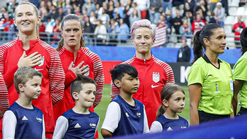 Why US soccer star Megan Rapinoe doesn t sing the national anthem ABC