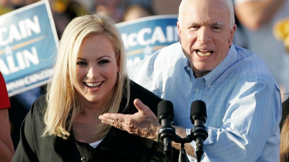  PHOTO: Le sénateur John McCain présente sa fille Meghan lors d'un arrêt de campagne à Washington, en Pennsylvanie., Aug. 30, 2008.