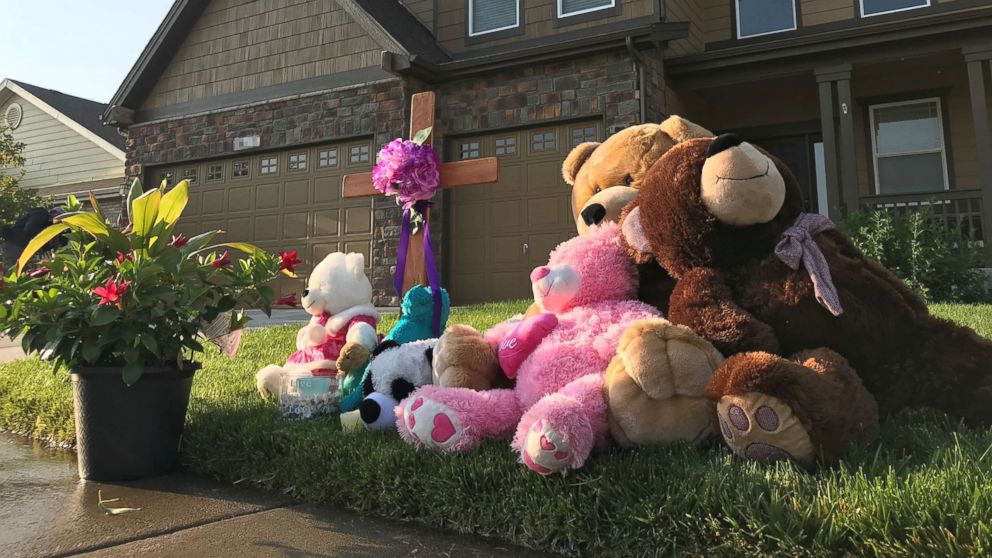 PHOTO: A memorial outside the home of Shanann Watts in Colorado.