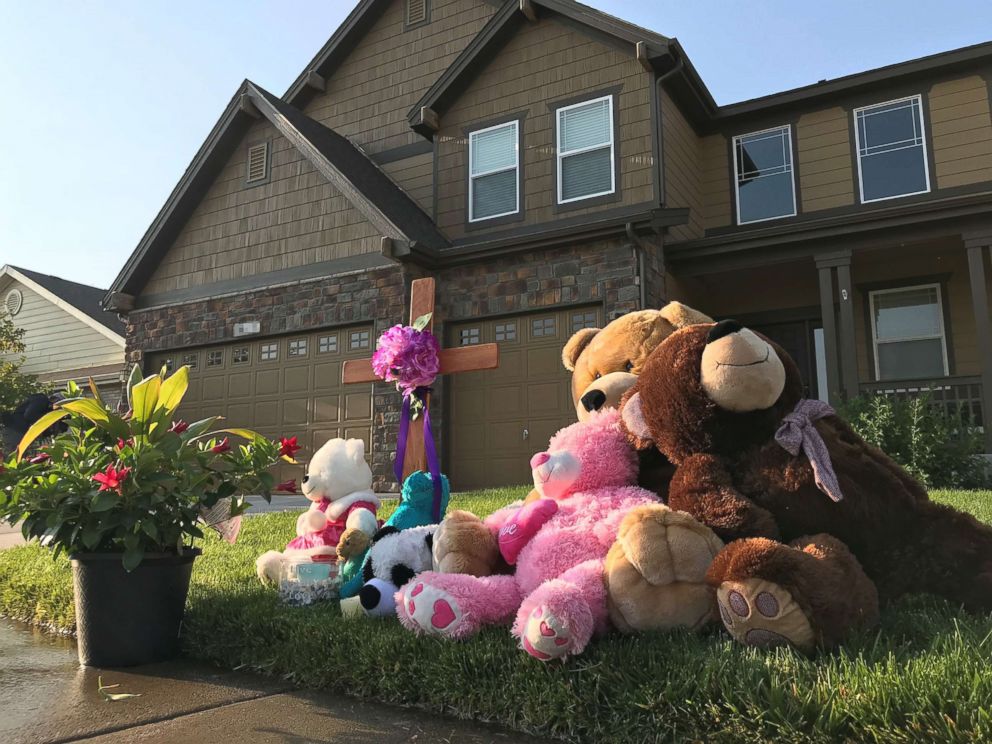 PHOTO: A memorial outside the home of Shanann Watts in Colorado.