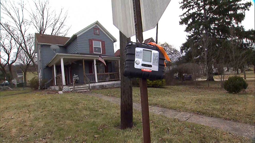 PHOTO: An air quality meter that reads "0" near the home of Ashley McCollum in East Palestine, Ohio, Feb. 14, 2023.