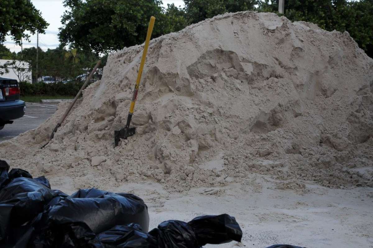 PHOTO: Miami residents collect sand ahead of Hurricane Irma.