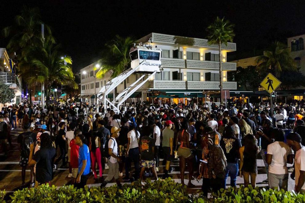 PHOTO: Crowds gather at Ocean Drive and 8th Street during spring break in Miami Beach, Fla., March 18, 2023.