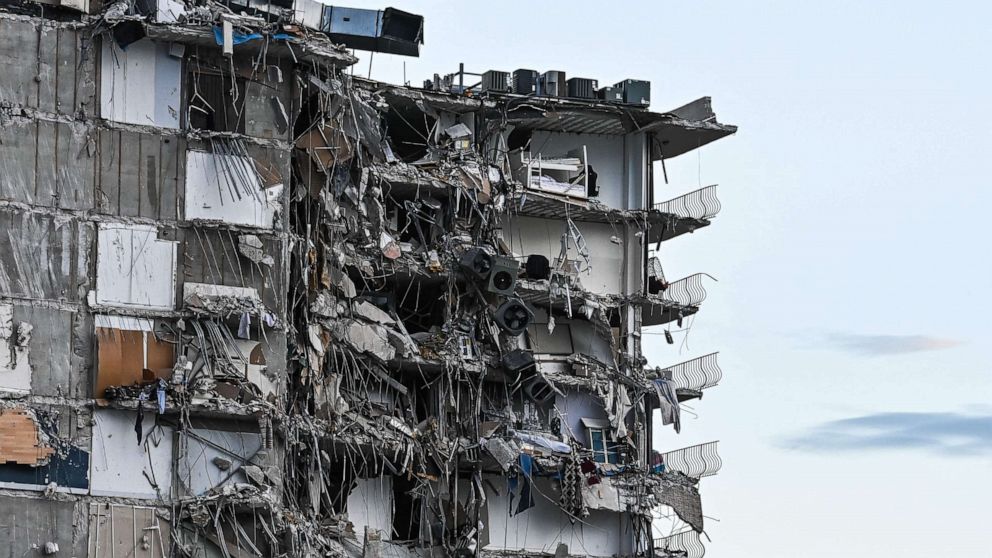 Building Collapse / 85bqjyehueia M : First responders are still racing to locate survivors more than 31 hours after champlain towers south, a beachfront condominium building in the town of surfside, partially collapsed.