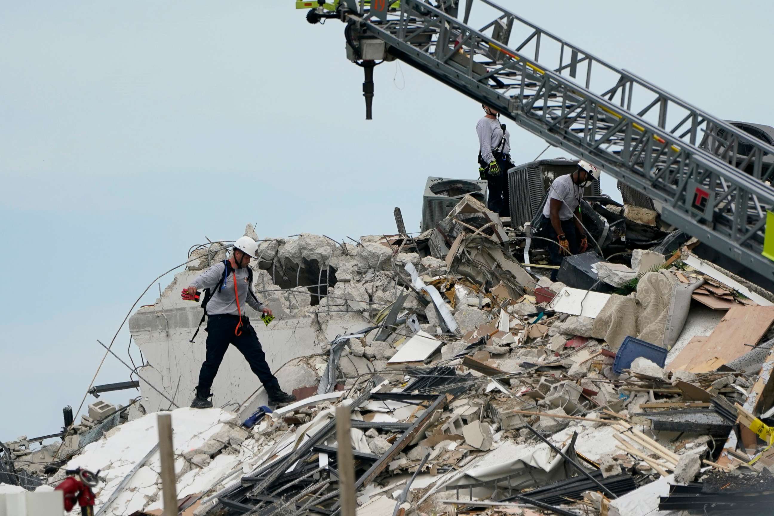 Controversial shopping mall partly collapses in Mexico City