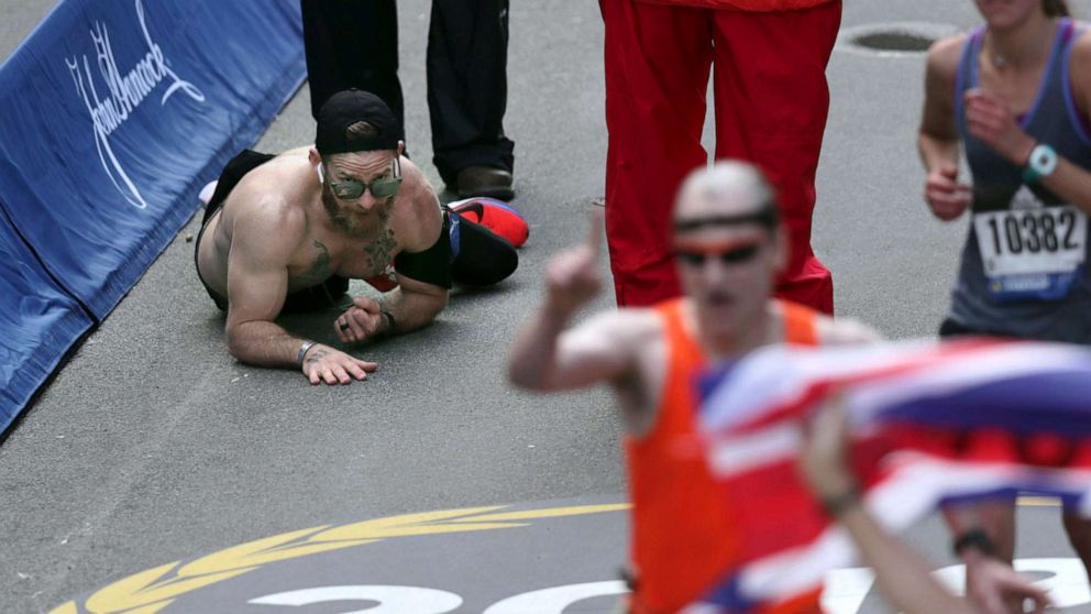 VIDEO: Veteran crawls across finish line of Boston Marathon