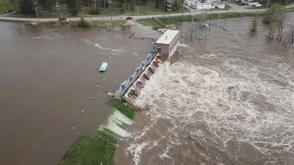 Thousands evacuate as '500-year flood' destroys 2 dams in Michigan ...