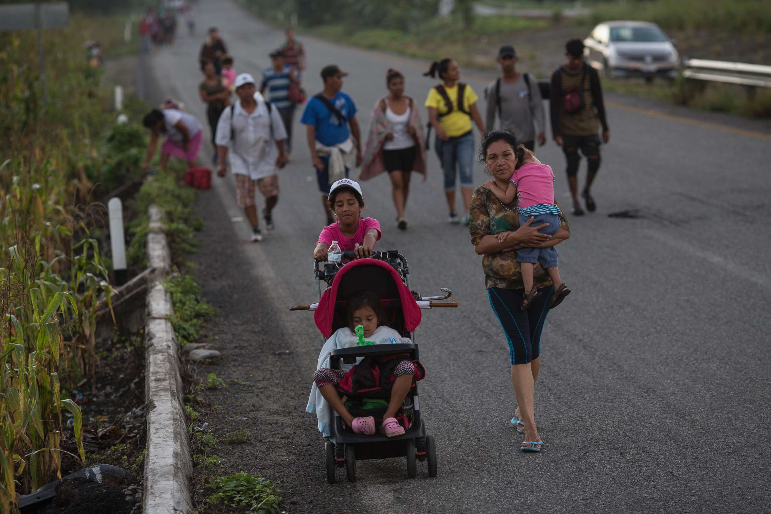 PHOTO: Central American migrants traveling with a caravan to the U.S. make their way to Pijijiapan, Mexico, Oct. 25, 2018.  