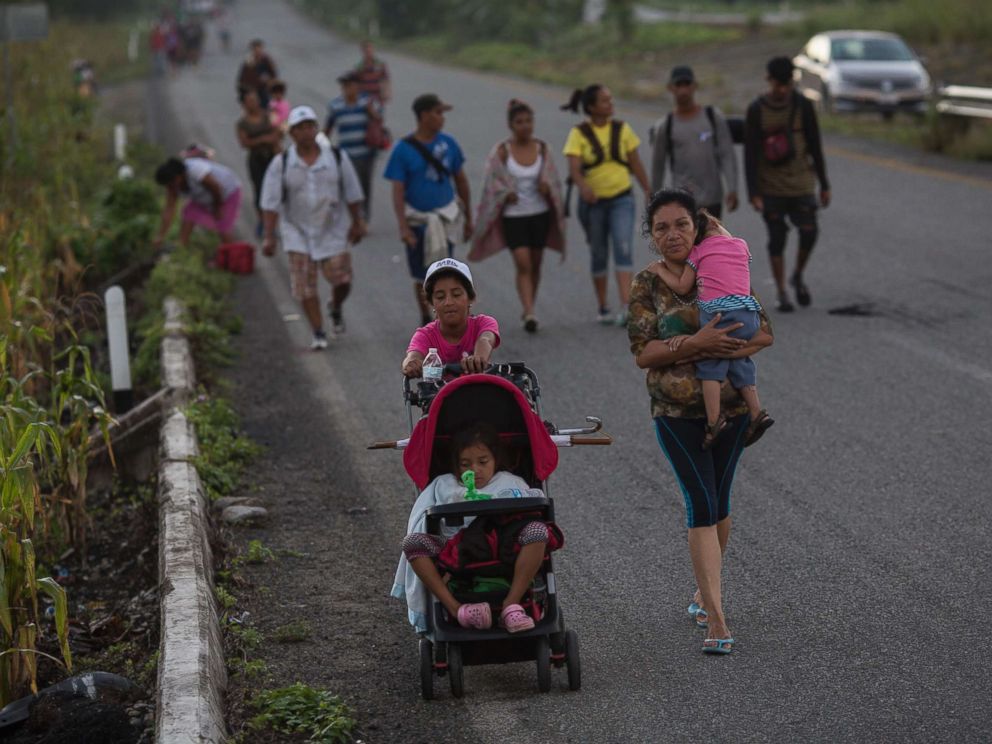 PHOTO: Central American migrants traveling with a caravan to the U.S. make their way to Pijijiapan, Mexico, Oct. 25, 2018.