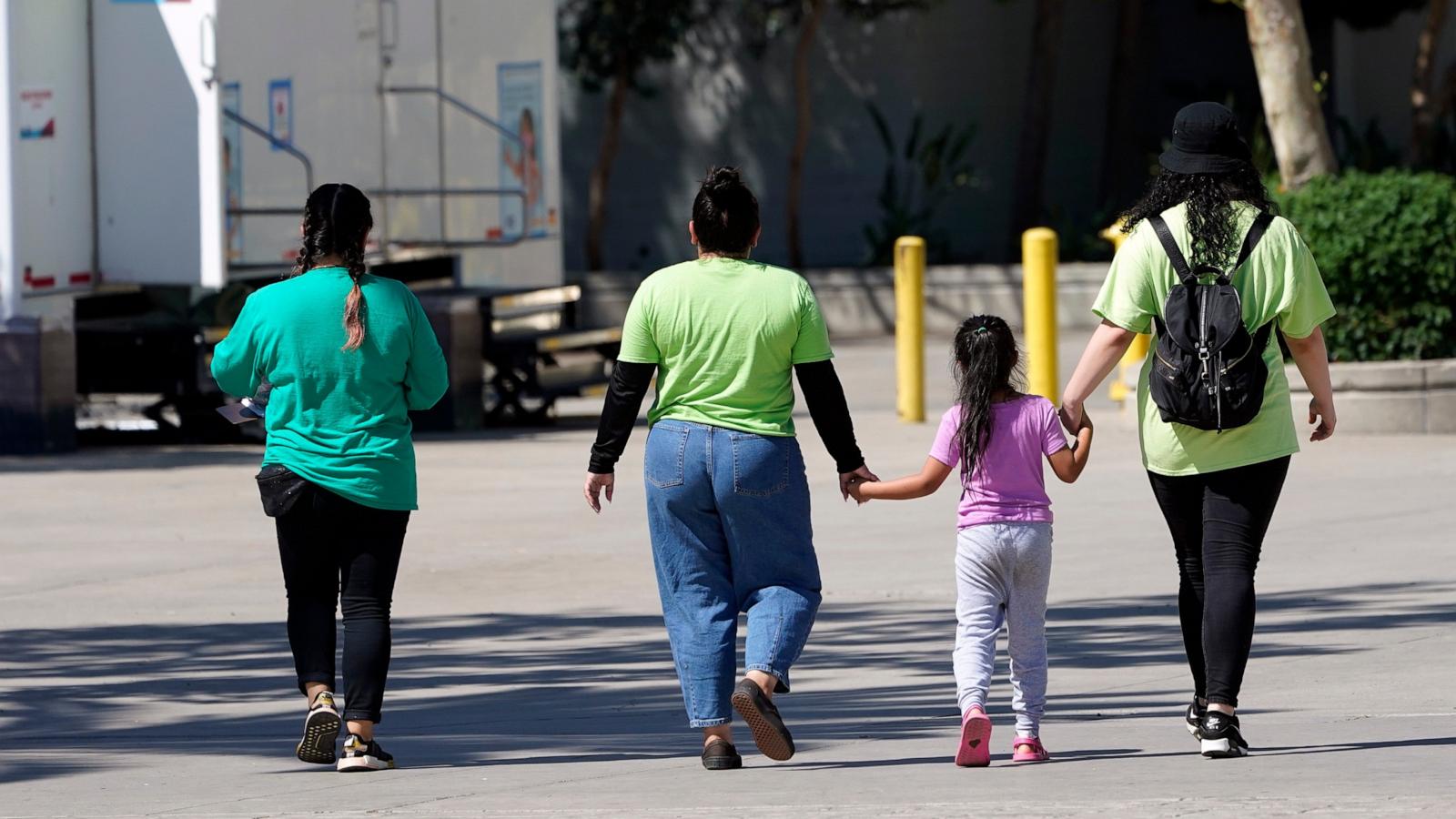 Democrats press HHS over legal representation of migrant children
