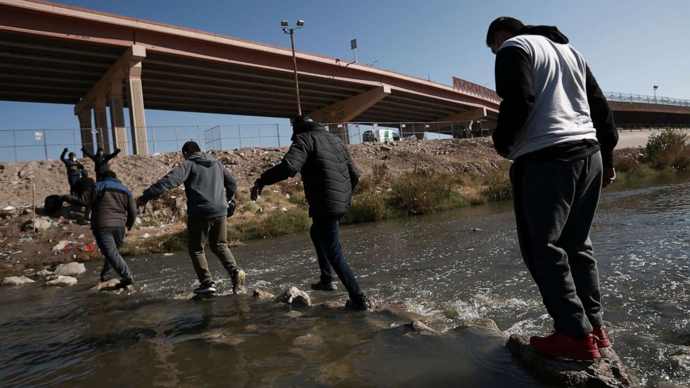 PHOTO: Migrants walk towards the US-Mexico border, Dec. 18, 2022, in Ciudad Juarez, Mexico.
