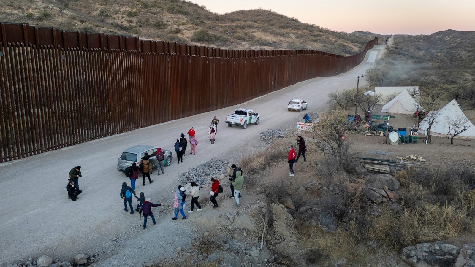 Judge blocks Trump's asylum ban at southern border