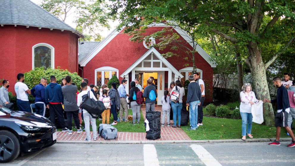 PHOTO : Des migrants se tiennent devant l'église St. Andrew's à Edgartown, Massachusetts, le 14 septembre 2022.