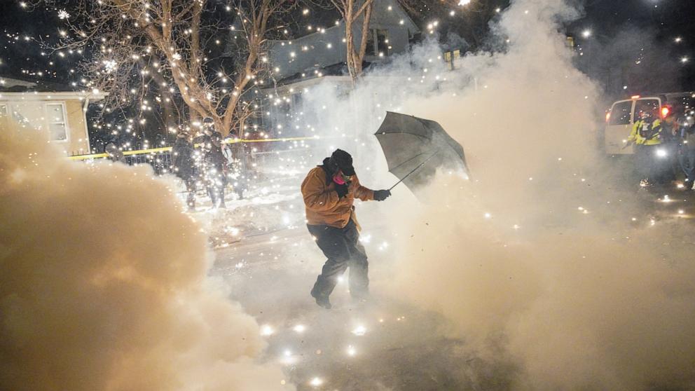 PHOTO: Tensions rise following the shooting death of an observer by an immigration officer, in north Minneapolis