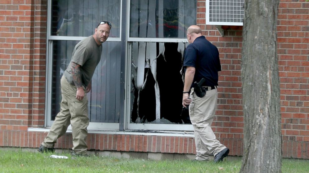 PHOTO: Law enforcement officials investigate an explosion at the Dar Al-Farooq Islamic Center in Bloomington, Minn., Aug. 5, 2017.  