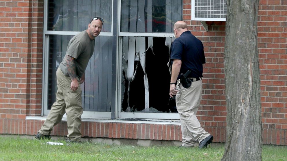 PHOTO: Law enforcement officials investigate an explosion at the Dar Al-Farooq Islamic Center in Bloomington, Minn., Aug. 5, 2017.  