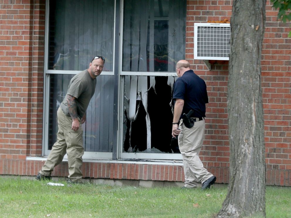 PHOTO: Law enforcement officials investigate an explosion at the Dar Al-Farooq Islamic Center in Bloomington, Minn., Aug. 5, 2017.