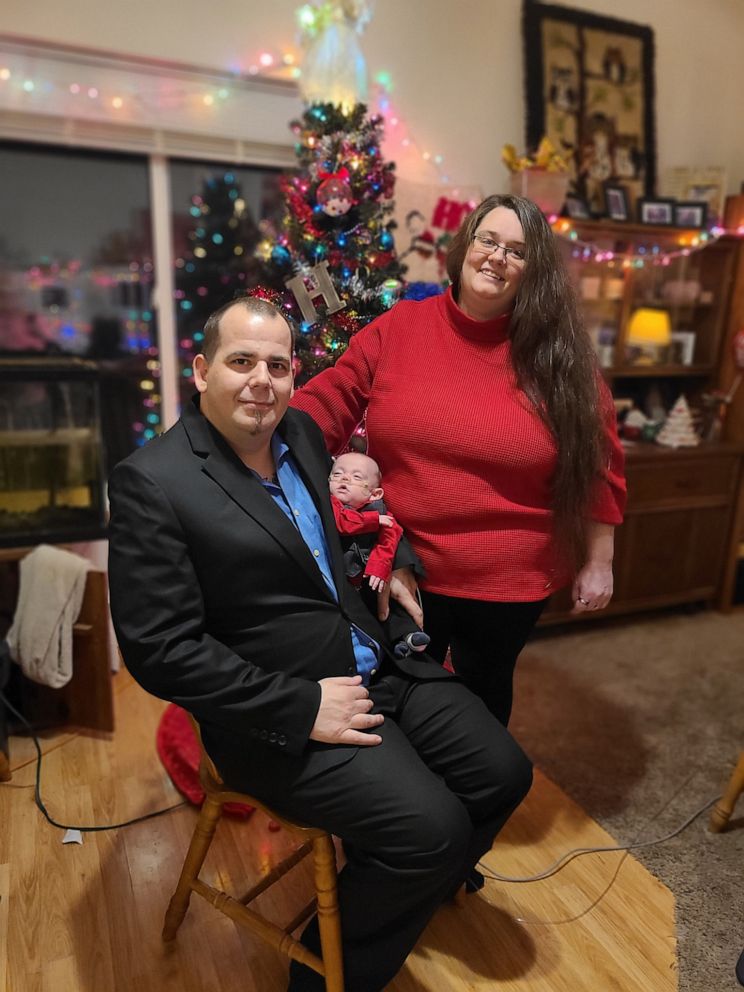 PHOTO: Richard Hutchinson está en casa para las vacaciones después de pasar seis meses luchando por su vida en el hospital Children's Minnesota en Minneapolis.