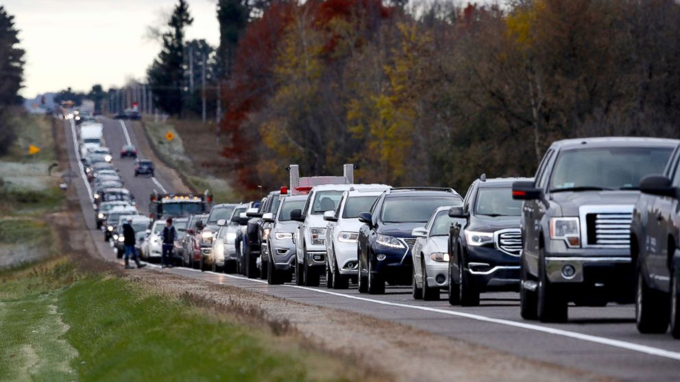 PHOTO: Volunteers lined up along Highway 25 just north of Barron, Wis., in the morning of Oct. 23, 2018 to help in the Jayme Closs search.