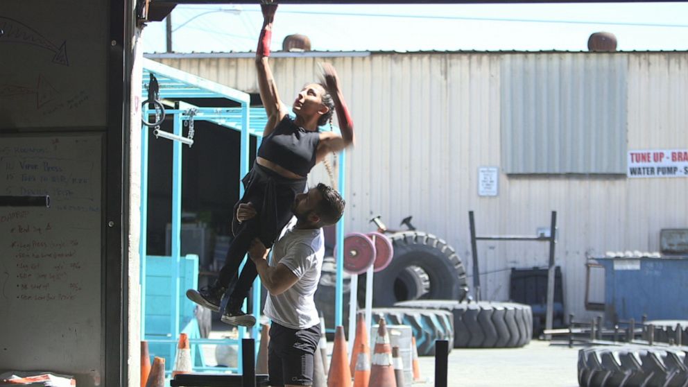 PHOTO: Diaz's boyfriend Chad, who she’s been dating for five years, is often doing pull ups right by her side.