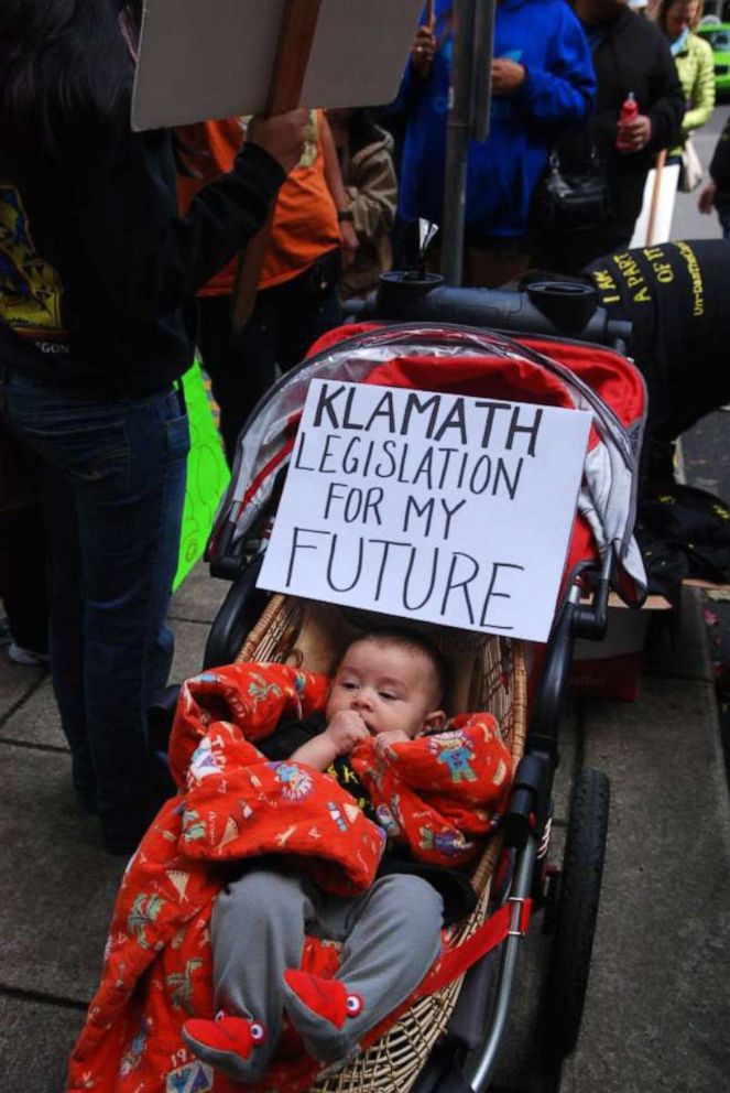 PHOTO: Molli Myers and her child attend a protest for undamming the Klamath River.