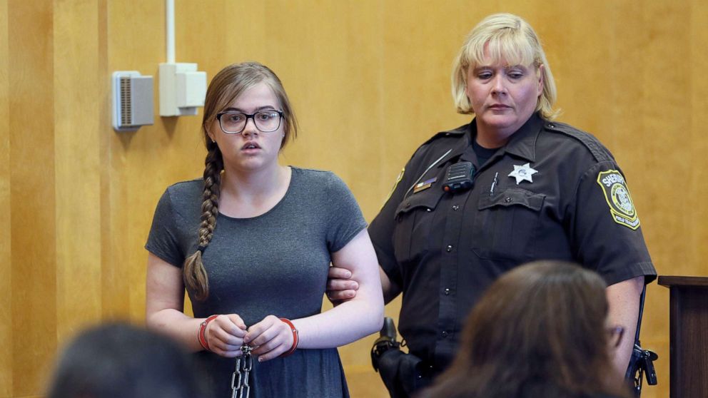 PHOTO: Morgan Geyser is led into the courtroom at Waukesha County Court, Aug. 19, 2016 in Waukesha, Wis.