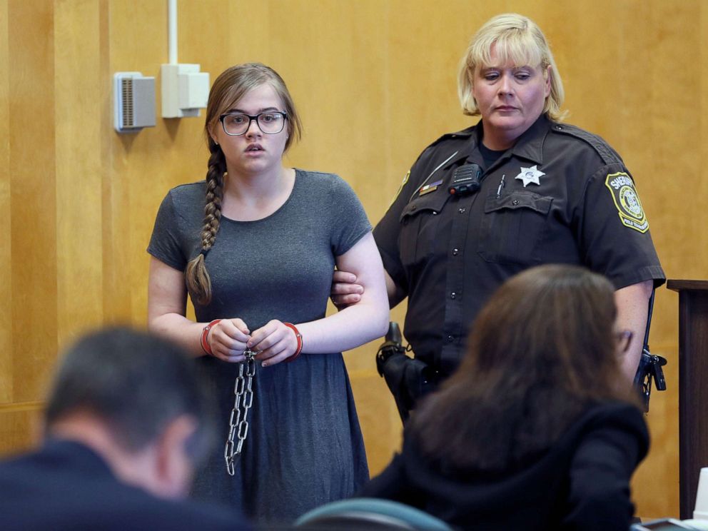 PHOTO: Morgan Geyser is led into the courtroom at Waukesha County Court, Aug. 19, 2016 in Waukesha, Wis.