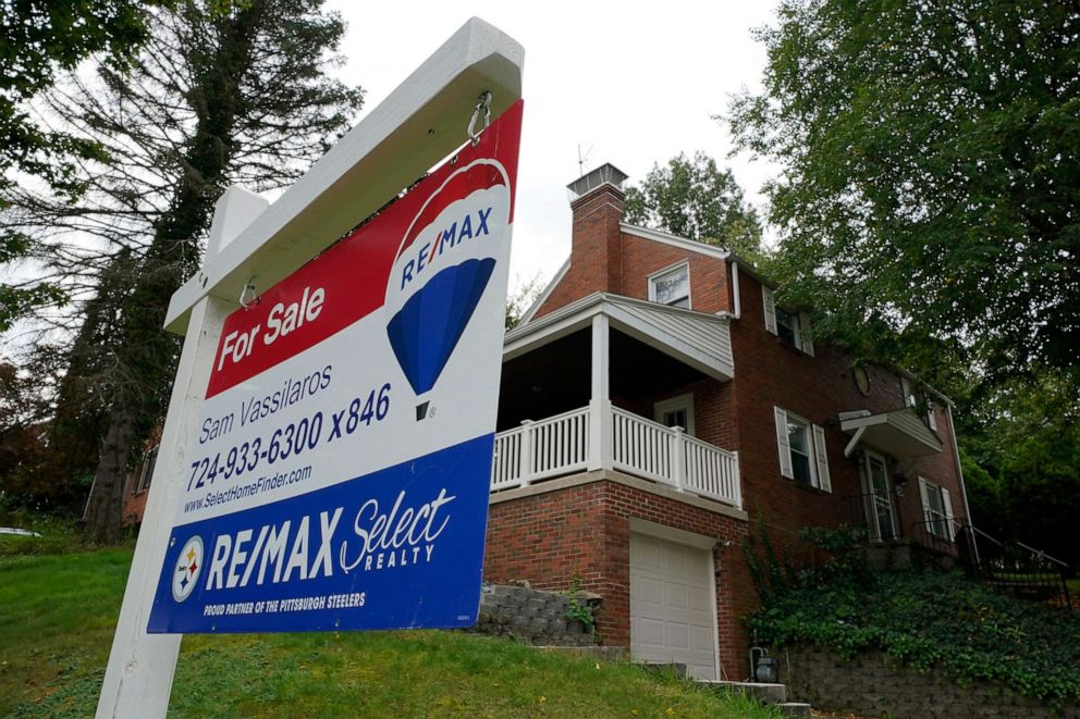 PHOTO: A for sale sign is displayed outside a home in Mount Lebanon, Penn. on Sept. 21, 2021. Long-term U.S. mortgage rates continued to climb this week, Thursday, April 14, 2022.