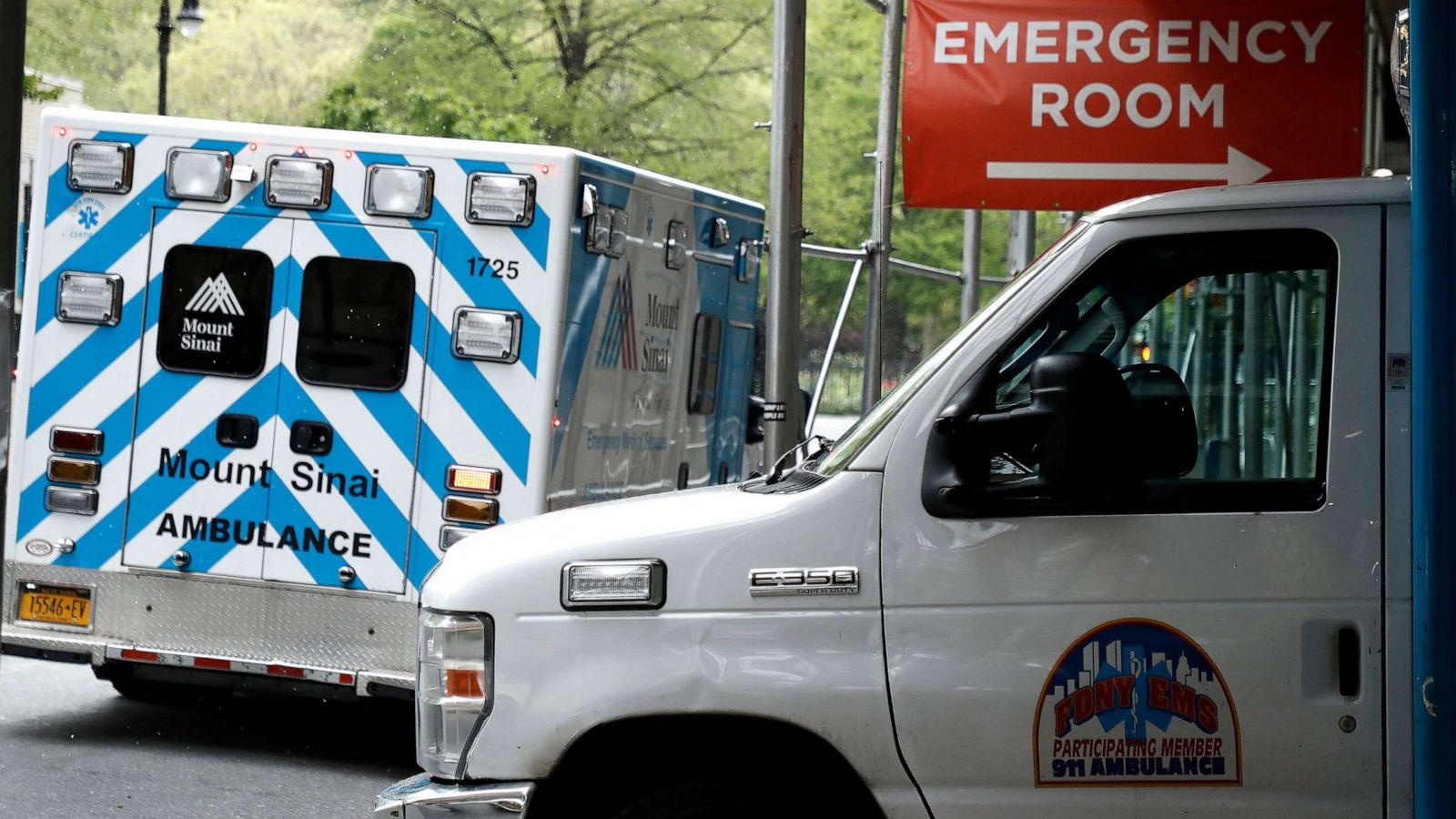Prisoner escapes from Manhattan hospital by scaling down building