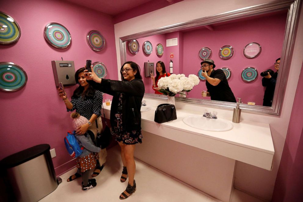 PHOTO: Guests take a selfie during a VIP media preview ahead of the opening of the Museum of Selfies in Glendale, Calif., March 29, 2018.