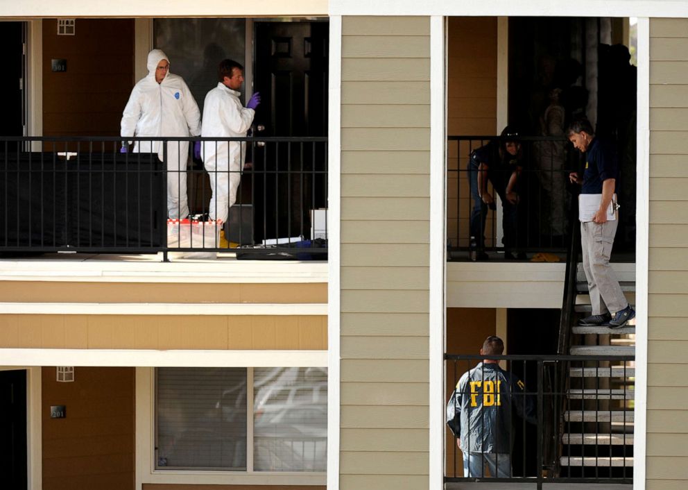 PHOTO: Federal agents are seen outside Najibullah Zazi's door as they conduct a search of his apartment in Aurora, Colo., Sept. 16, 2009.