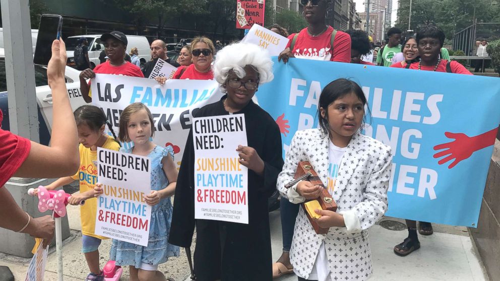 gunstig Geschatte Stressvol Nannies, children protest family separation and detention outside ICE  offices - ABC News