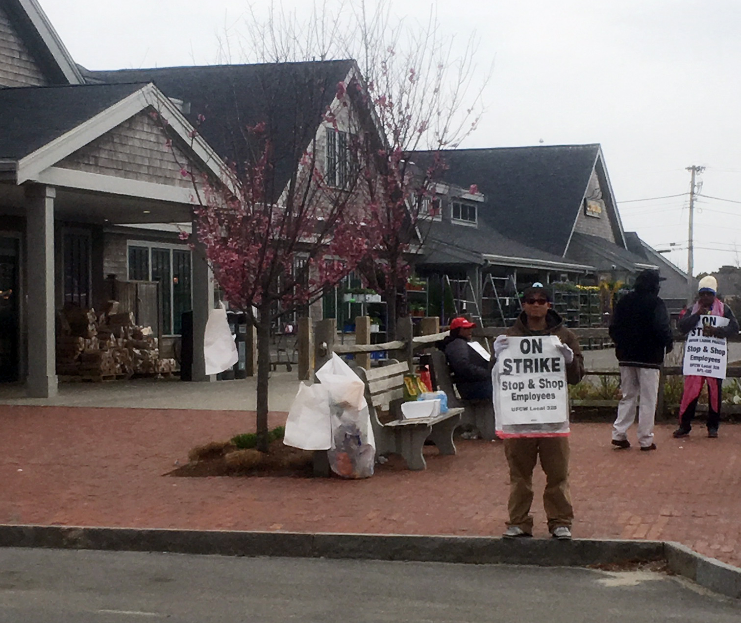 PHOTO: Strikers hold signs outside the Stop & Shop on Sparks Avenue in Nantucket, Mass., on April 19, 2019.