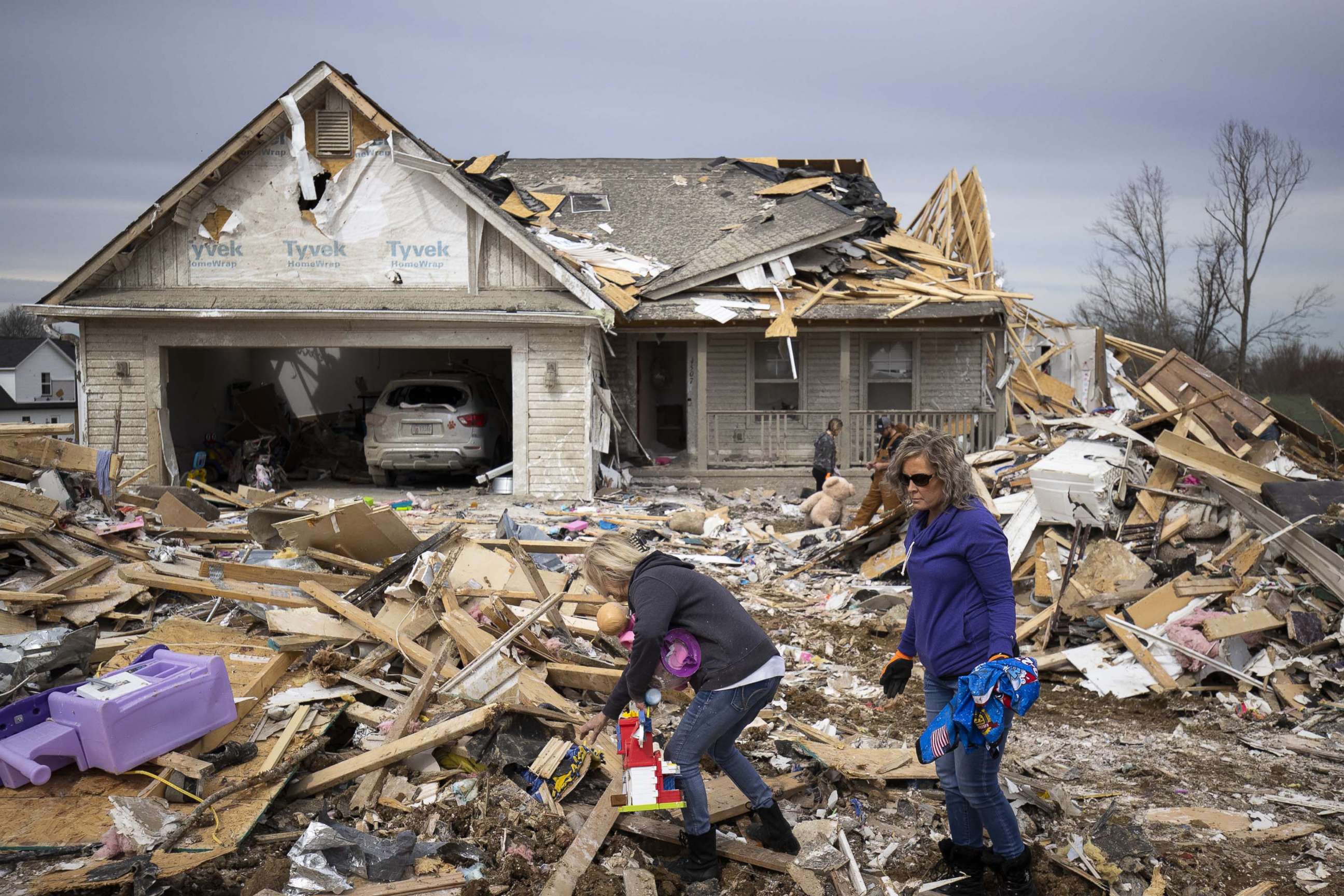 PHOTO: Families sort through tornado debris and gather possessions on March 4, 2020 in Cookeville, Tenn.