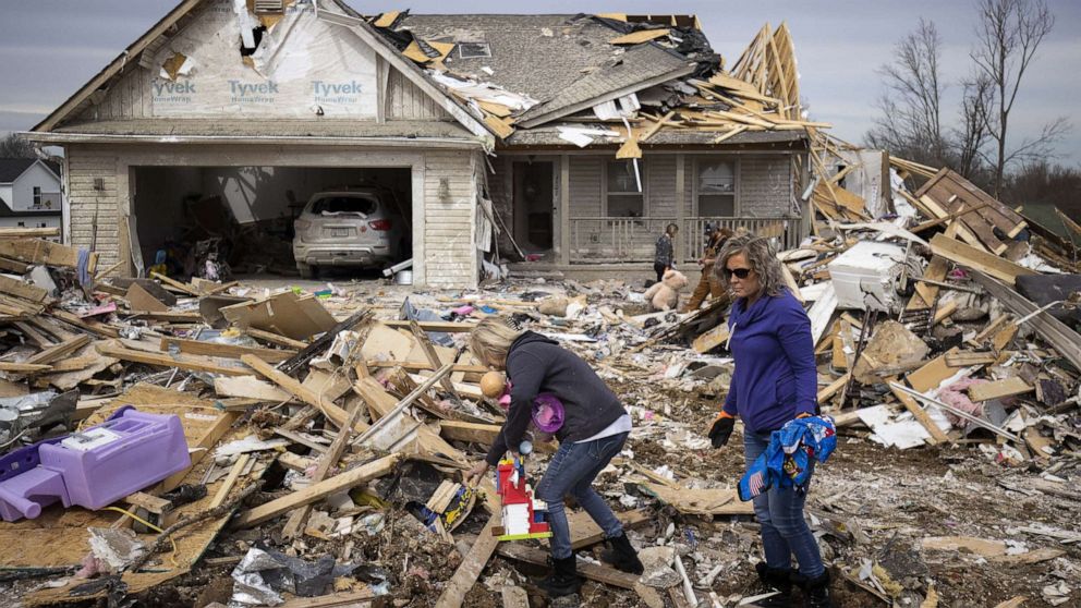 PHOTO: Families sort through tornado debris and gather possessions on March 4, 2020 in Cookeville, Tenn.